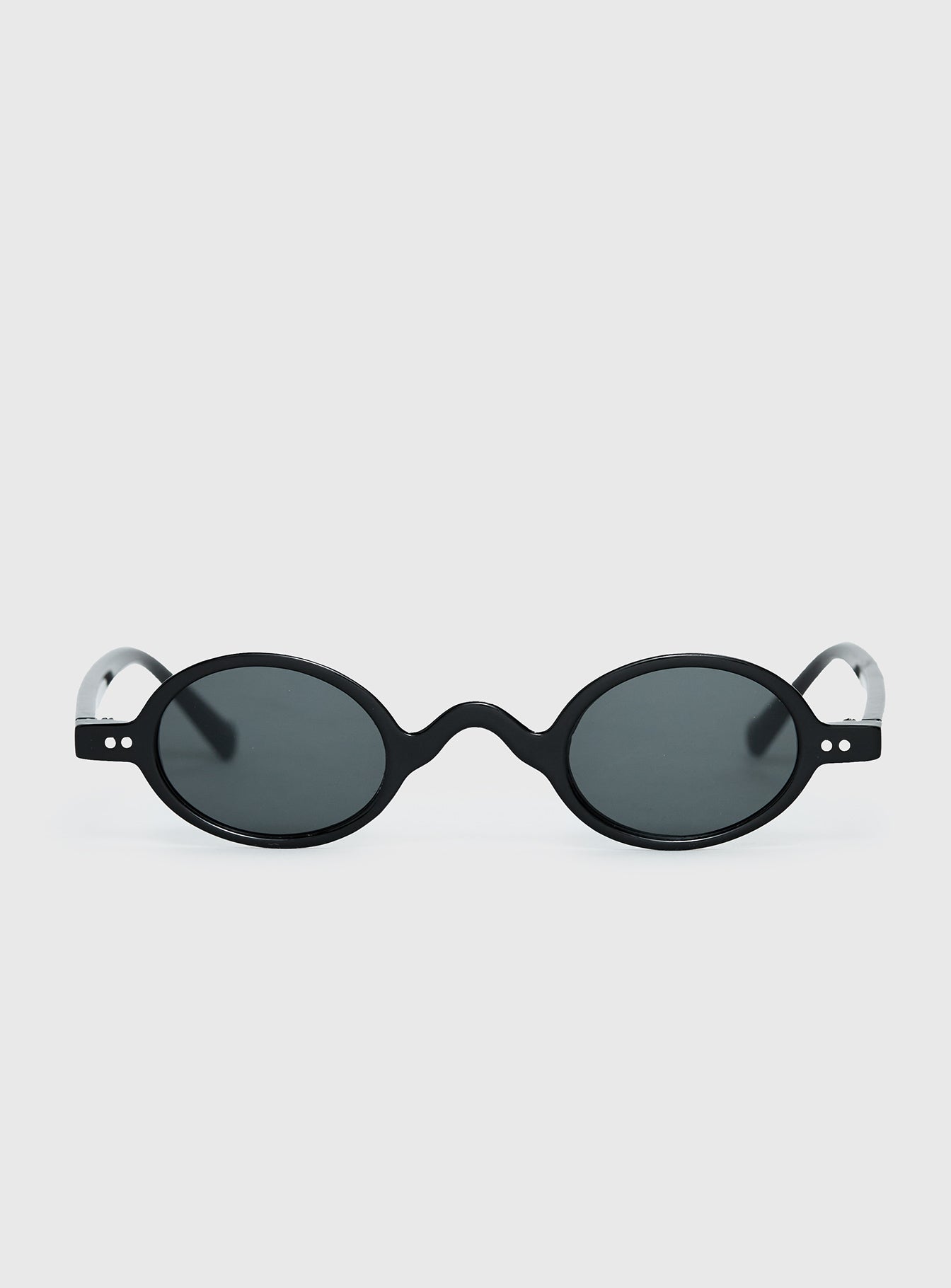 The Temptation Oval Sunglasses Black