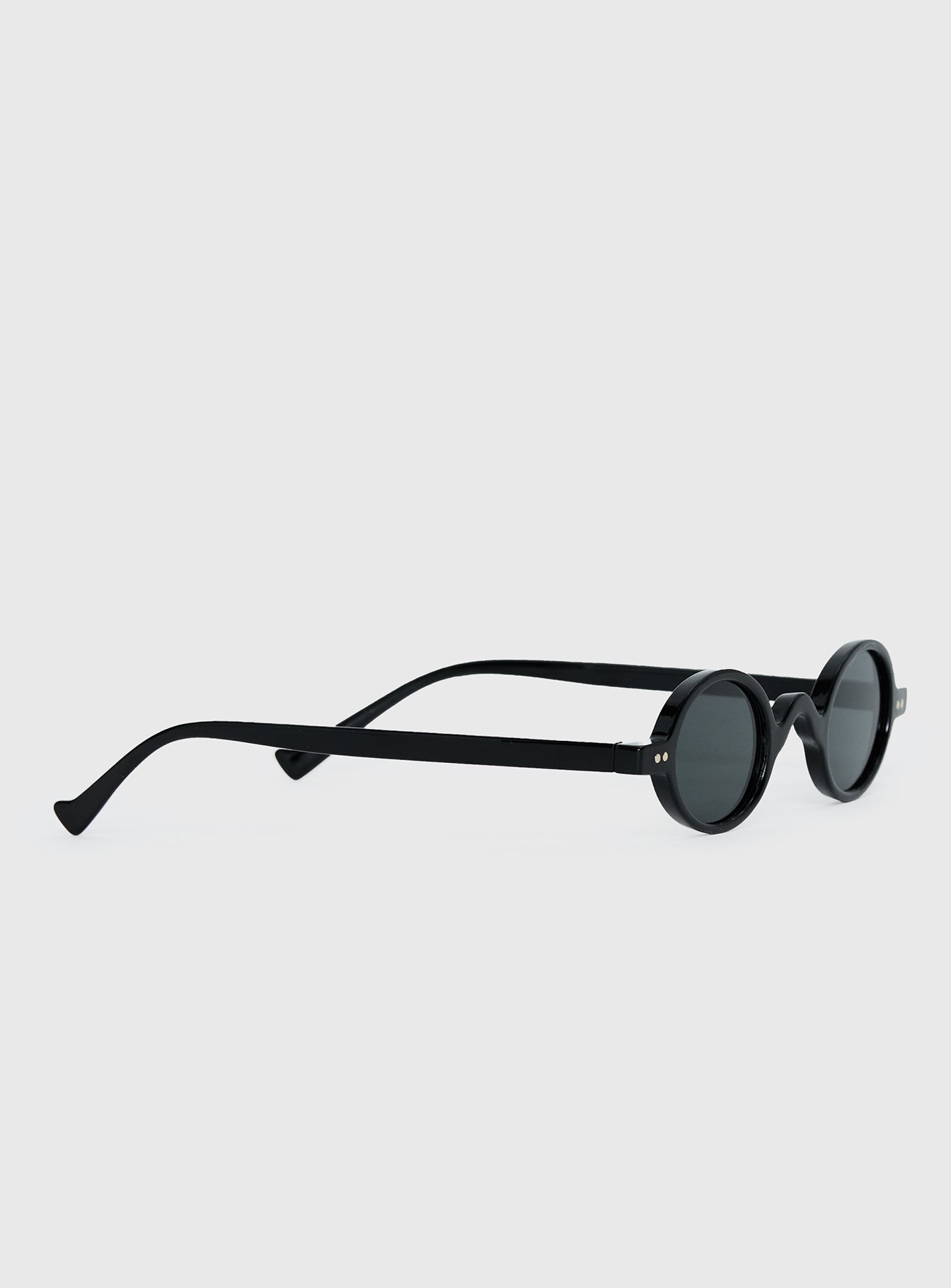 The Temptation Oval Sunglasses Black