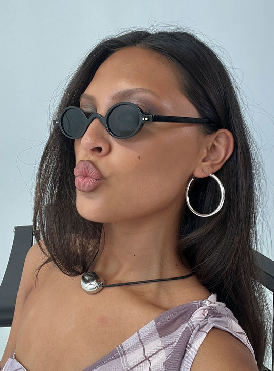 The Temptation Oval Sunglasses Black